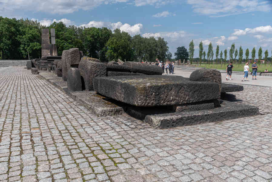 Polonia 046 - Auschwitz ll-Birkenau - monumento Internacional a las Víctimas del Campo.jpg